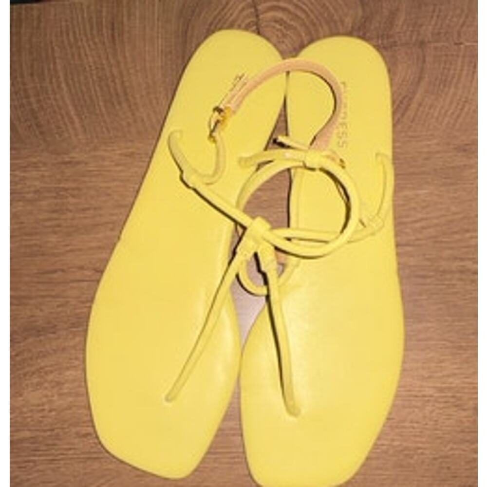 NWOT Womens Express Yellow Thong Sandals Size 10